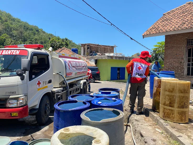 Kesulitan Air Bersih, PMI Cilegon Kirimkan 26.000 Liter Air