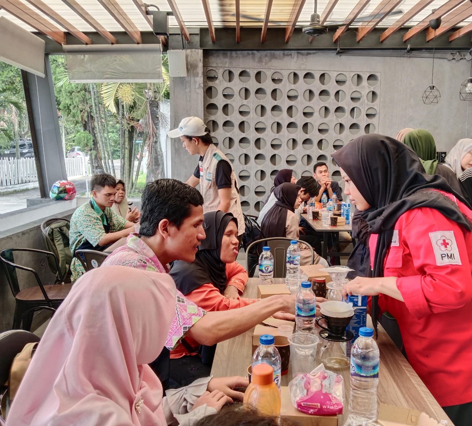 PMI Kota Cilegon Dampingi Disabilitas dalam Pelatihan Barista yang diselenggarakan oleh Rumah BUMN Cilegon