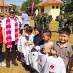PMI Kota Cilegon Salurkan 50 Paket School Kit pada Pembukaan TMMD Ke-125, Bertepatan dengan Hari Anak Nasional