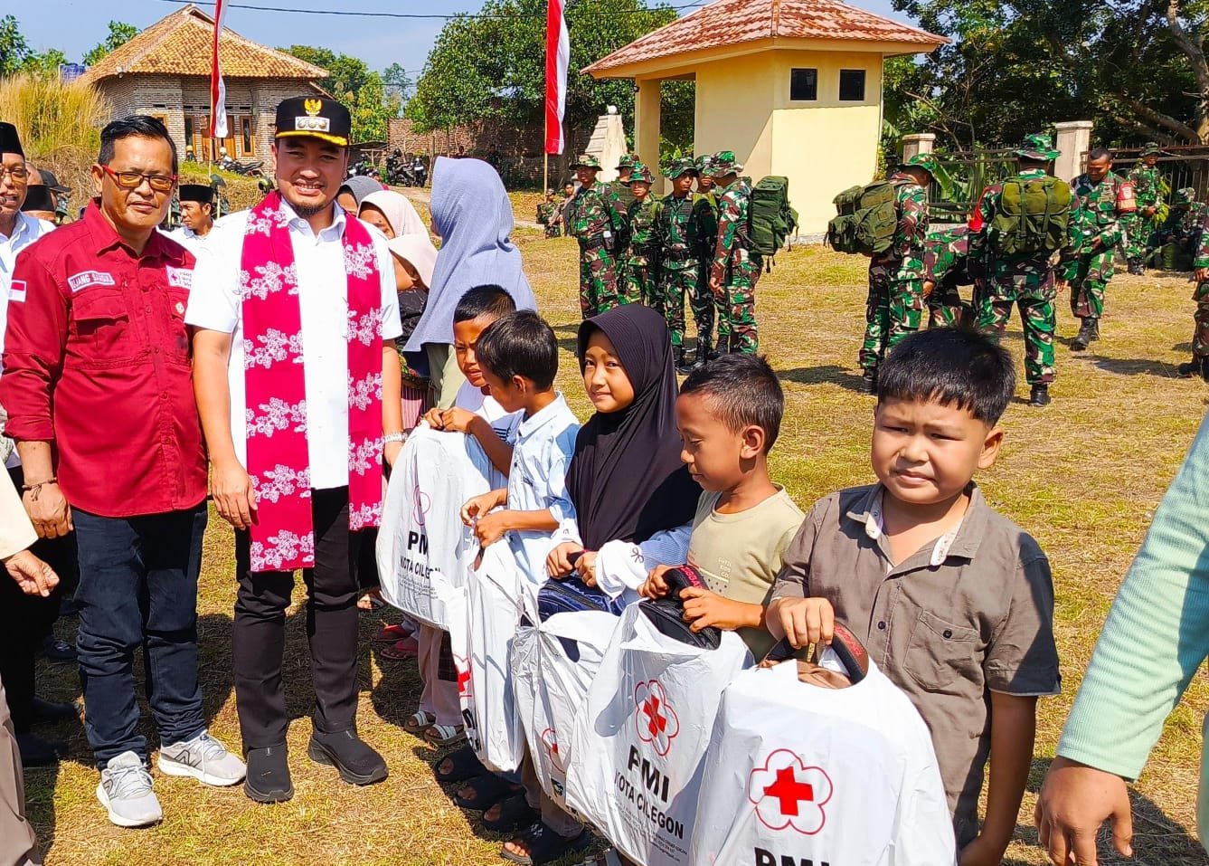PMI Kota Cilegon Salurkan 50 Paket School Kit pada Pembukaan TMMD Ke-125, Bertepatan dengan Hari Anak Nasional