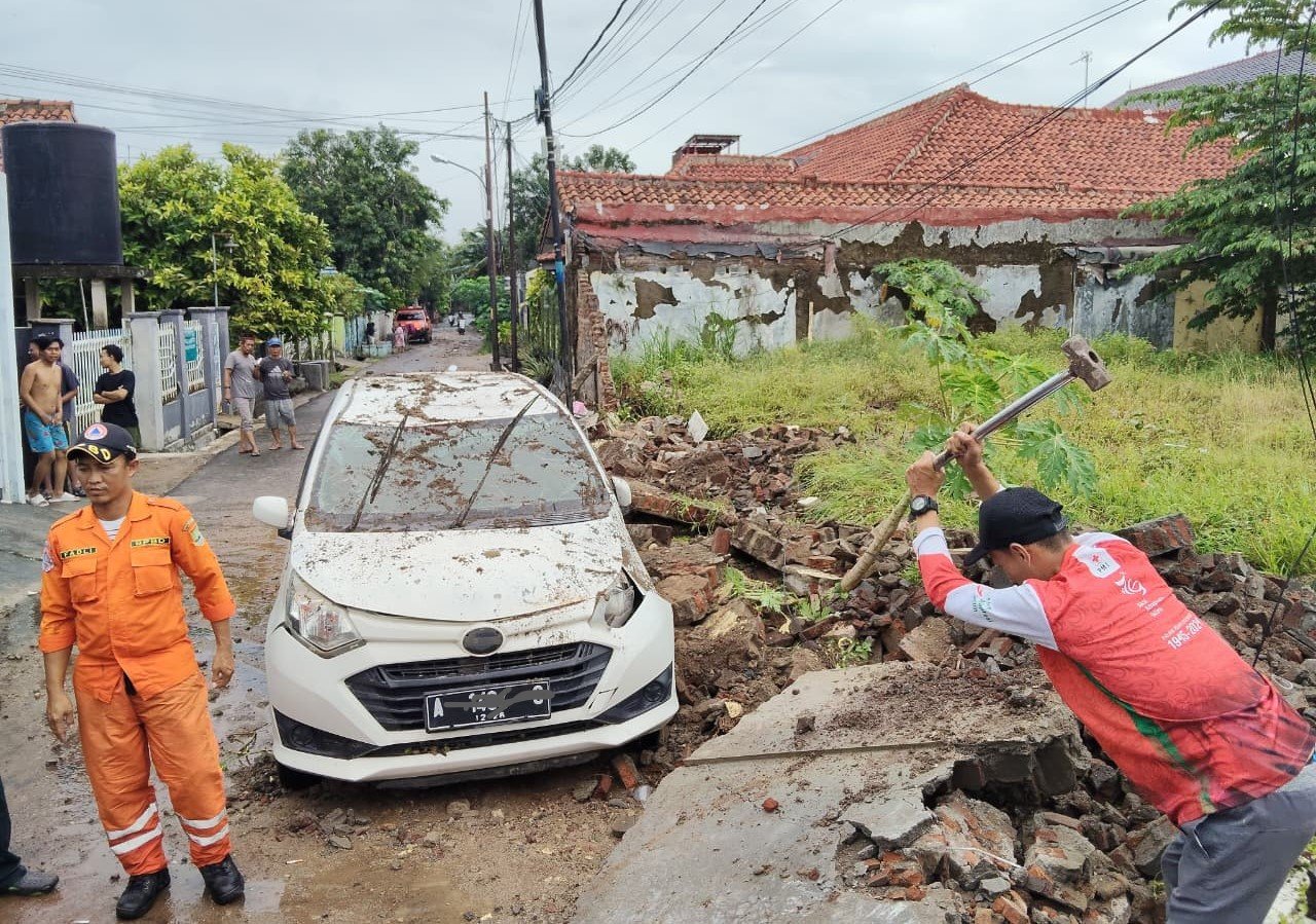 PMI Cilegon Bersama Instansi Terkait Respon Cepat Banjir dan Robohnya Tembok di Link. Rokal, Kelurahan Jombang Wetan