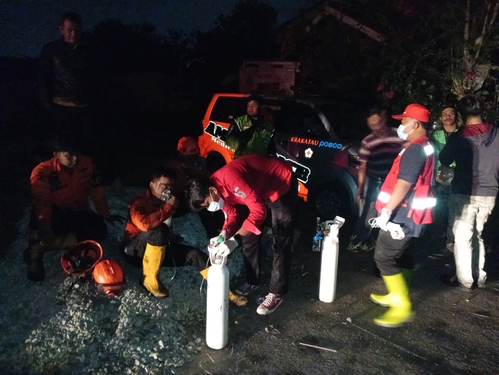 PMI Kota Cilegon Berikan Oksigen dan Bagikan Masker dalam Respon Kebakaran Lapak Ban di Panggung Rawi
