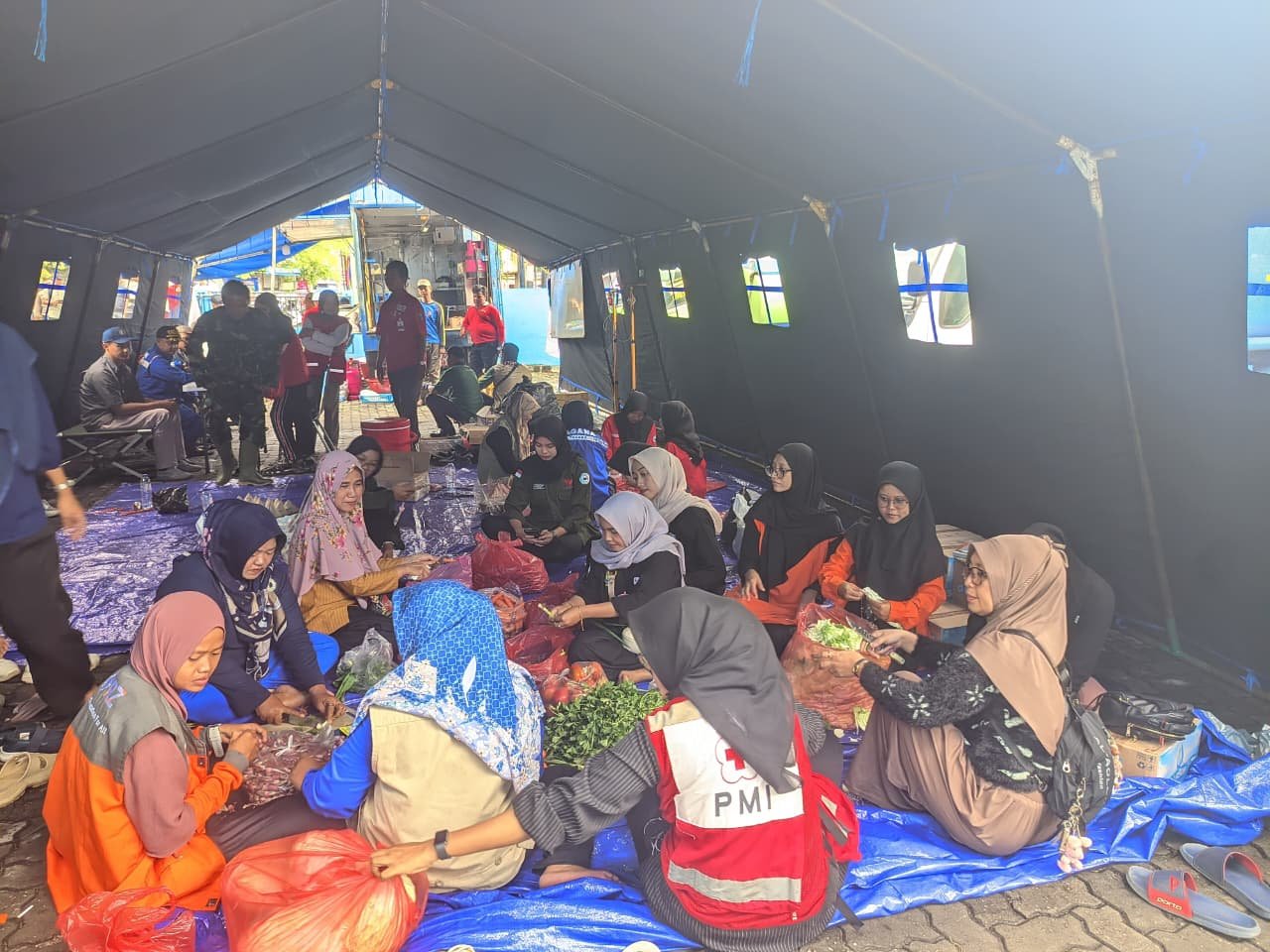 PMI Kota Cilegon Berkolaborasi dengan Tagana dan Relawan, Distribusikan 9.722 Nasi Bungkus/Box untuk Penyintas Banjir