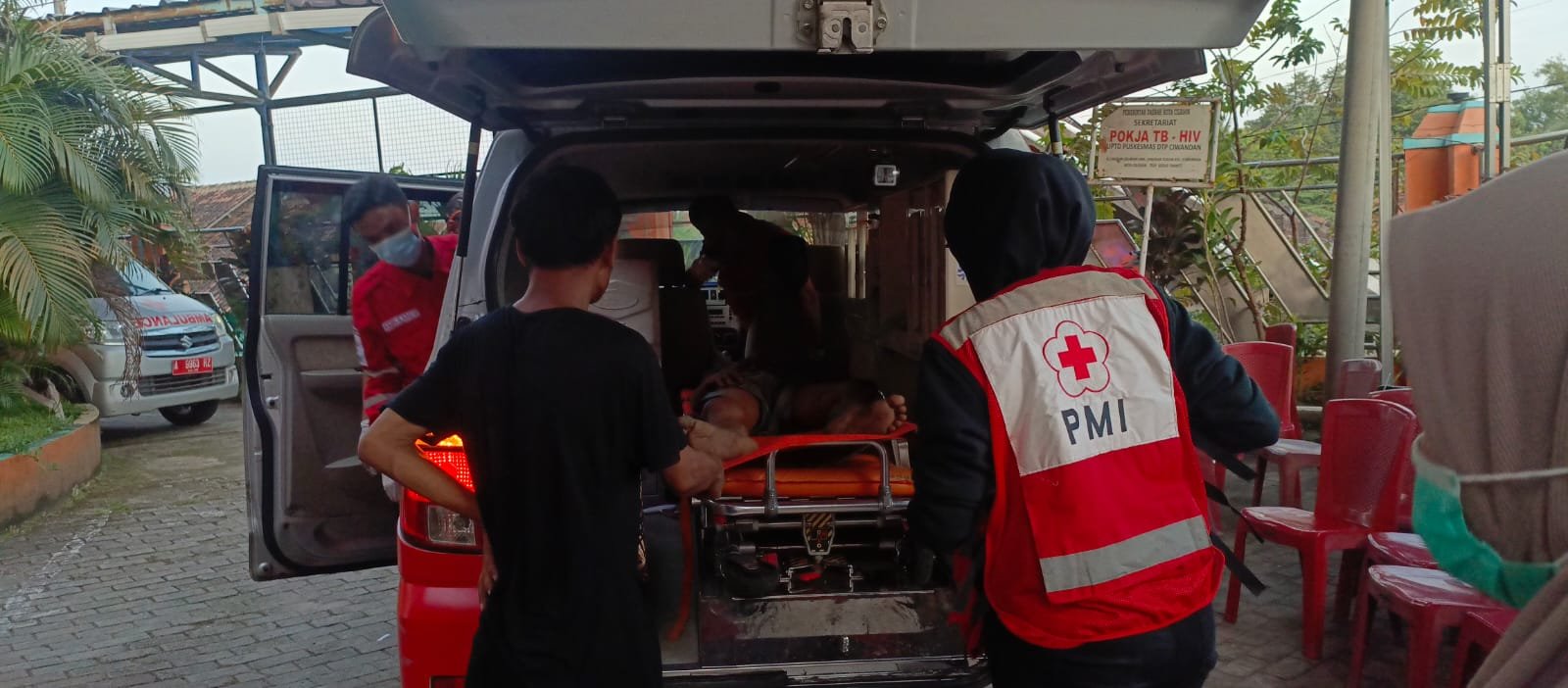 Warga Ciwandan Terjatuh ke Dalam Sumur Saat Perbaiki Pompa Air, Dievakuasi Damkar dan Dirujuk ke RSUD Cilegon oleh PMI