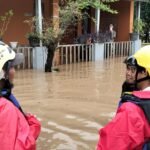 Bersama Instansi Terkait, PMI Cilegon Lakukan Asesmen, Layanan Pertolongan Pertama, dan Evakuasi Warga Terdampak Banjir di Lingkungan Sambirata