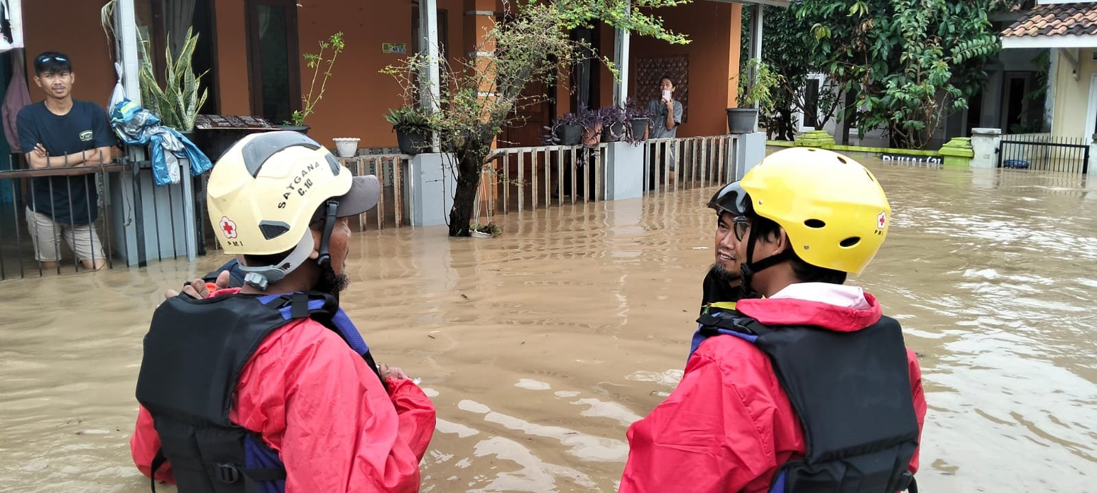Bersama Instansi Terkait, PMI Cilegon Lakukan Asesmen, Layanan Pertolongan Pertama, dan Evakuasi Warga Terdampak Banjir di Lingkungan Sambirata