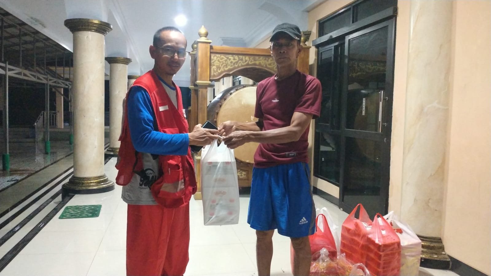 PMI Kota Cilegon Salurkan Bantuan Makanan untuk Warga Terdampak Banjir di Lingkungan Sambirata